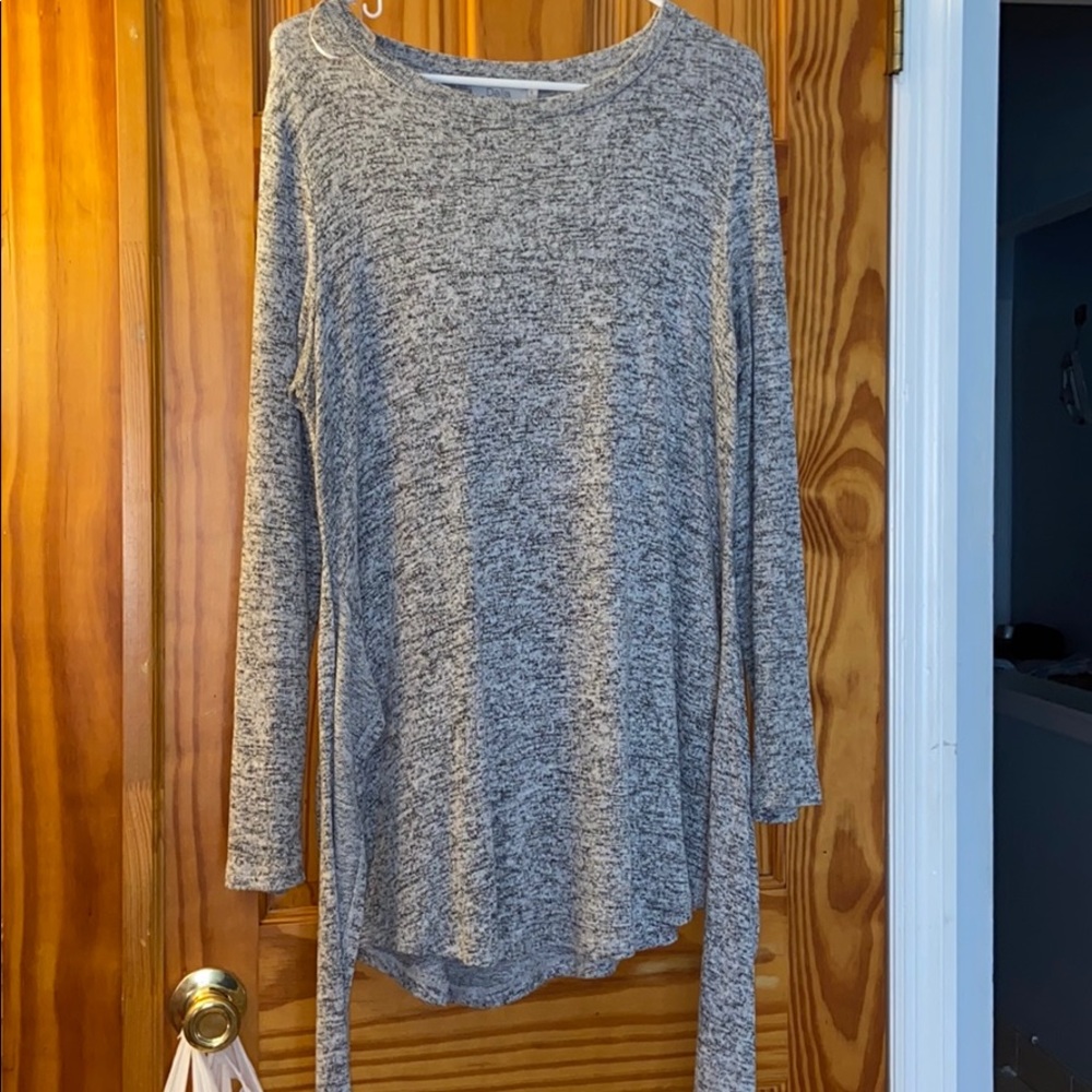 Gray top🌸 - Picture 4 of 6